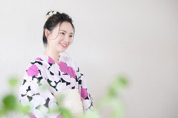 浴衣を着たまとめ髪のかわいい日本人女性　使いやすい白背景(白バック）