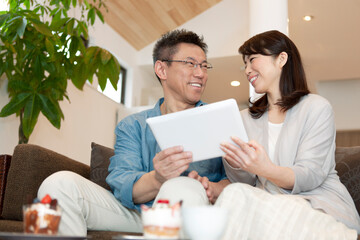 Fototapeta premium タブレットPCを持った中年夫婦