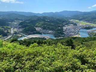 山に囲まれた町