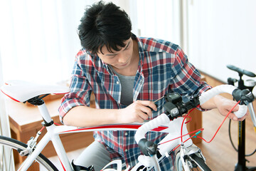 自転車を整備する男性