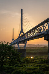 初夏の日の出と朝焼けに染まる雲
