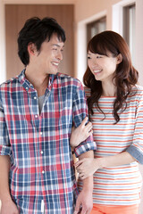 寄り添う笑顔のカップル