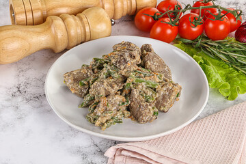 Fried turkey liver with herbs in cream sauce