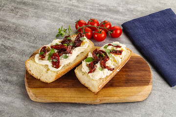 Bruschetta with strachatella and dry tomato