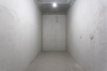 Obraz premium interior of the apartment without decoration in gray colors. rough finish