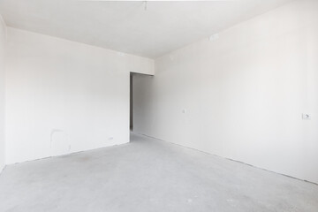 Obraz premium interior of the apartment without decoration in gray colors. rough finish
