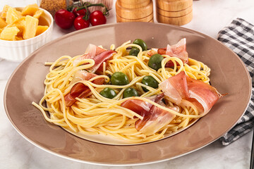 Pasta spaghetti with olives and jamon