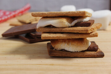 Smores. Marshmallow with Chocolate and Graham Crackers