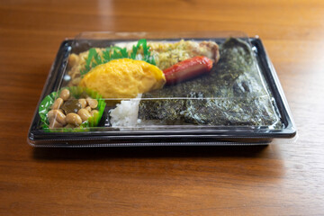 スーパーマーケットのお惣菜ののり弁当