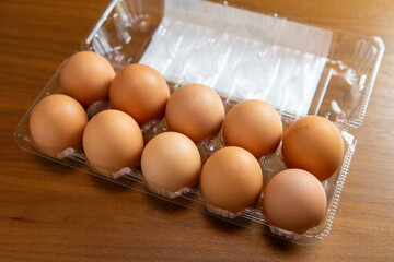 プラスチック製のパックに入った茶色い卵