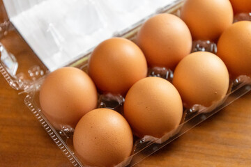 プラスチック製のパックに入った茶色い卵