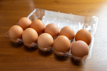プラスチック製のパックに入った茶色い卵