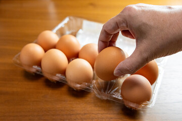 プラスチック製のパックに入った茶色い卵