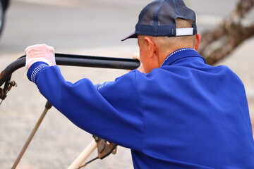 耕運機　トラクターを押す農家のお父さん