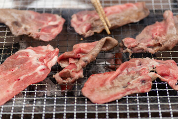 休日にバーベキューを楽しむ風景