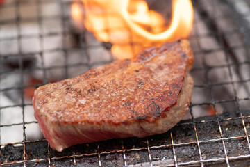 休日にバーベキューを楽しむ風景