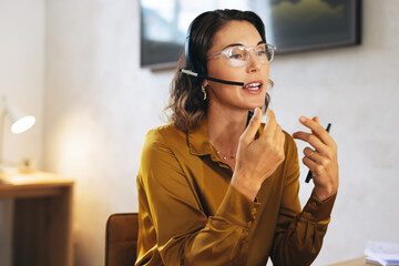 Telecommunications worker providing professional customer support in a call centre