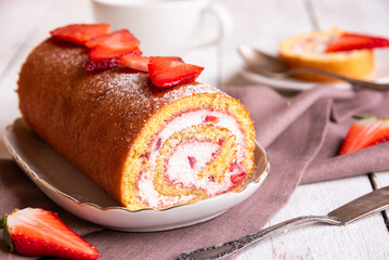 Swiss roll with strawberries and cream, homemde dessert
