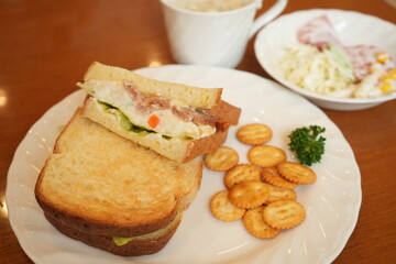 Delicious Ham Sandwich made of Toasted Bread, Ham and Lettuce on plate - ハム サンドウィッチ 