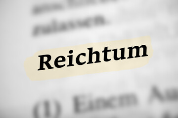Obraz premium Reichtum - schwarzweiß Text - deutsches Wort