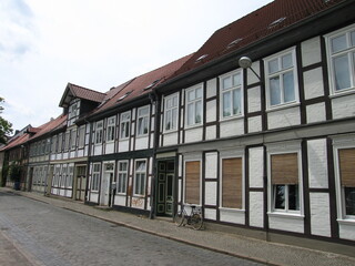 Gasse mit Fachwerkhäusern in der historischen Stadt Salzwedel in der Altmark in Sachsen-Anhalt