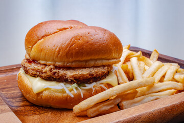 チキンタツタハンバーガー　ポテト　白背景
