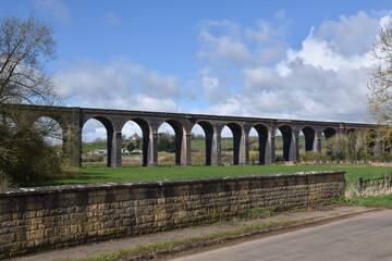 Fototapeta premium the arches of the harringworth viaduct (or welland viaduct) one of the longest railway viaducts across a valley in the uk