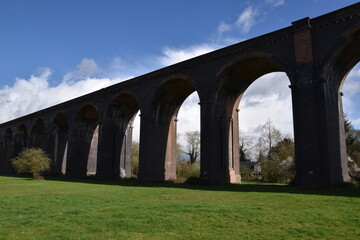 Fototapeta premium the arches of the harringworth viaduct (or welland viaduct) one of the longest railway viaducts across a valley in the uk