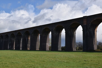 Fototapeta premium the arches of the harringworth viaduct (or welland viaduct) one of the longest railway viaducts across a valley in the uk
