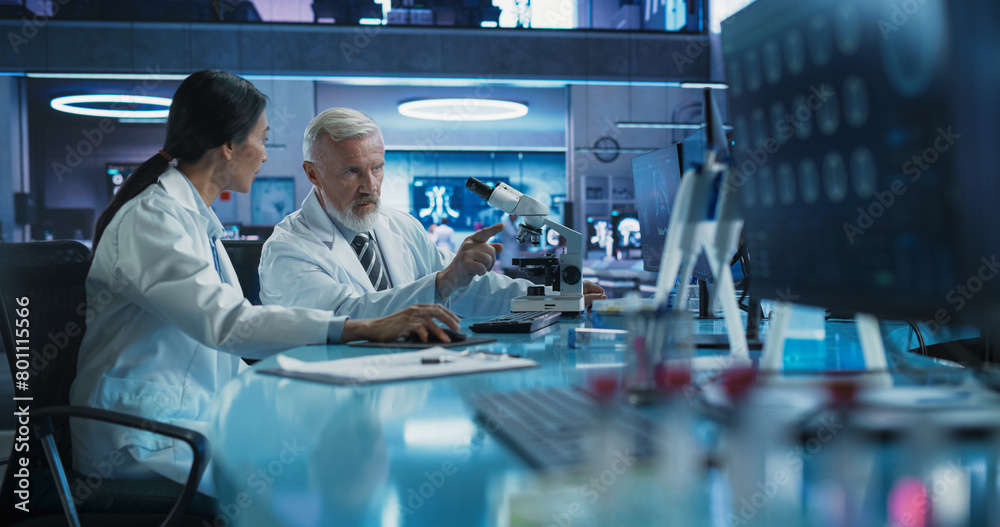 Leinwandbilder biotechnology medical research center: female asian neurologist using desktop computer and talking t