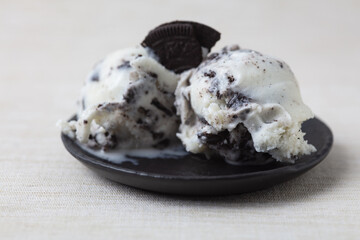 Zwei frische selbstgemachte Kugeln Cookies & Cream Eis