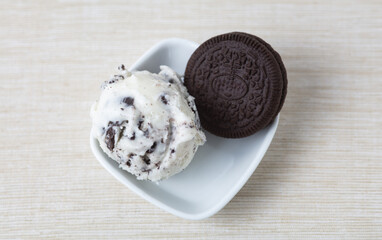 Selbstgemachte Eiskugel Cookies & Cream Eis von oben