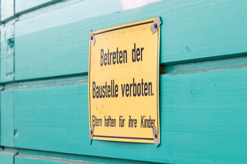Schild verbietet Zutritt zu Baustelle