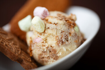 Frische Kugel winterliches Spekulatiuseis mit Keksen und Marshmallows