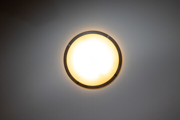 薄暗い部屋で光る円形のシーリングライト