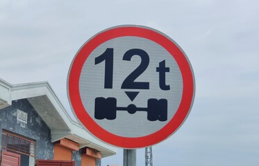 12 ton axle load limit sign 