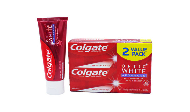 Ocala, Fl 4-28-2024 Colgate Optic white advanced fluoride toothpaste, sparkling white, a brand of oral hygiene products manufactured by American consumer goods company Colgate Palmolive. 2 value pack
