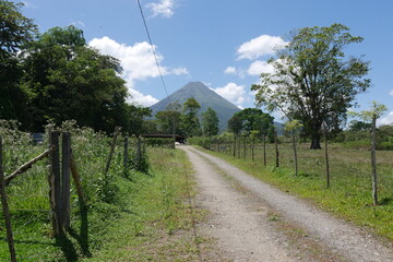 Feldweg zum Vulkan El Arenal bei La Fortuna in Costa Rica - obrazy, fototapety, plakaty
