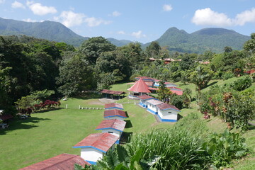 Siedlung in den Bergen bei La Fortuna in Costa Rica © Falko Göthel