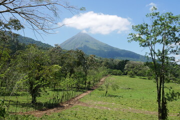 Vulkan El Arenal bei La Fortuna und Wolken in Costa Rica
