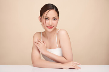 Obraz na płótnie Canvas Beautiful young asian woman with clean fresh skin on beige background, Face care, Facial treatment, Cosmetology, beauty and spa, Asian women portrait.