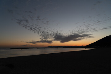 日没後の夕焼けと砂浜