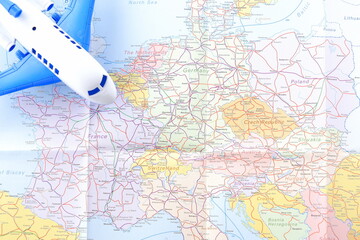 ヨーロッパの上空を飛ぶ旅客機で、旅行のイメージ
