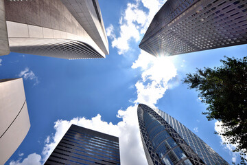 Fototapeta na wymiar 見上げると太陽光が眩しい新宿西口高層ビル