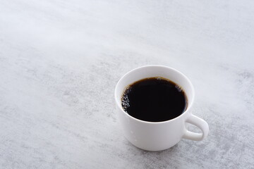 淹れたてのコーヒーが入ったコーヒーカップ
