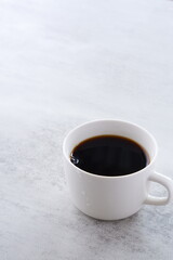 淹れたてのコーヒーが入ったコーヒーカップ
