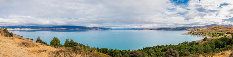 Lake Tekapo is the second-largest of three roughly parallel lakes running north–south along the northern edge of the Mackenzie Basin in the South Island of New Zealand .