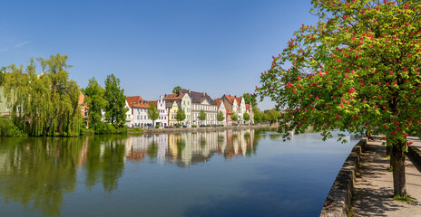 Uferpromenade an der Isar in der Stadt Landshut / Niederbayern Panorama