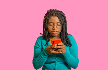 foto de estudio joven afroamericana escribiendo mensaje de texto en teléfono celular