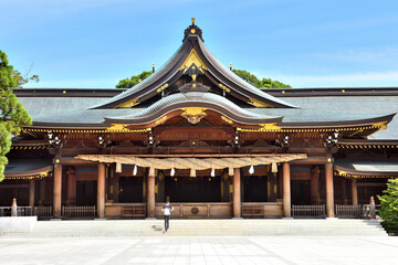 晴れの日の寒川神社の境内と参拝する人